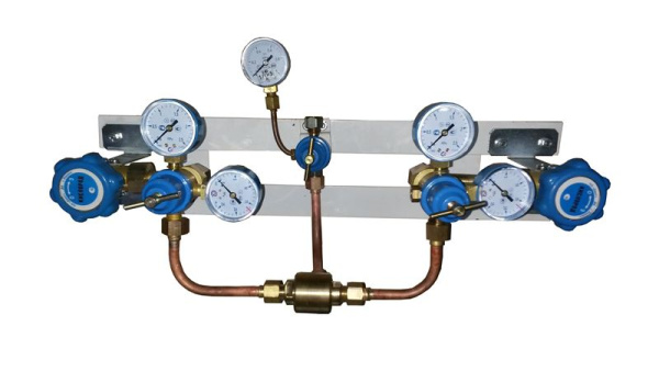 Щит автопереключения газовых рамп с сетевым редуктором (кислород) Щит автопереключения газовых рамп с сетевым редуктором (кислород)