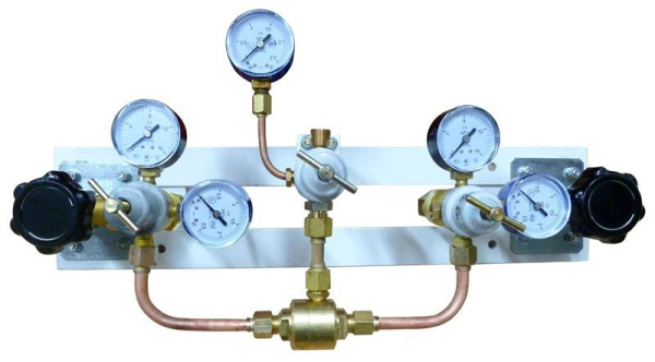 Щит автопереключения газовых рамп с сетевым редуктором (закись азота) Щит автопереключения газовых рамп с сетевым редуктором (закись азота)